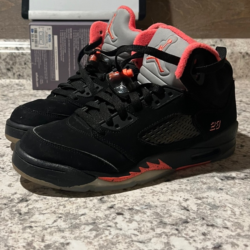 Jordan 5 Retro Black Alarming